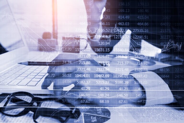 Man vid dator med faktureringsunderlag i förgrunden